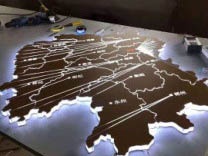 背发光地图